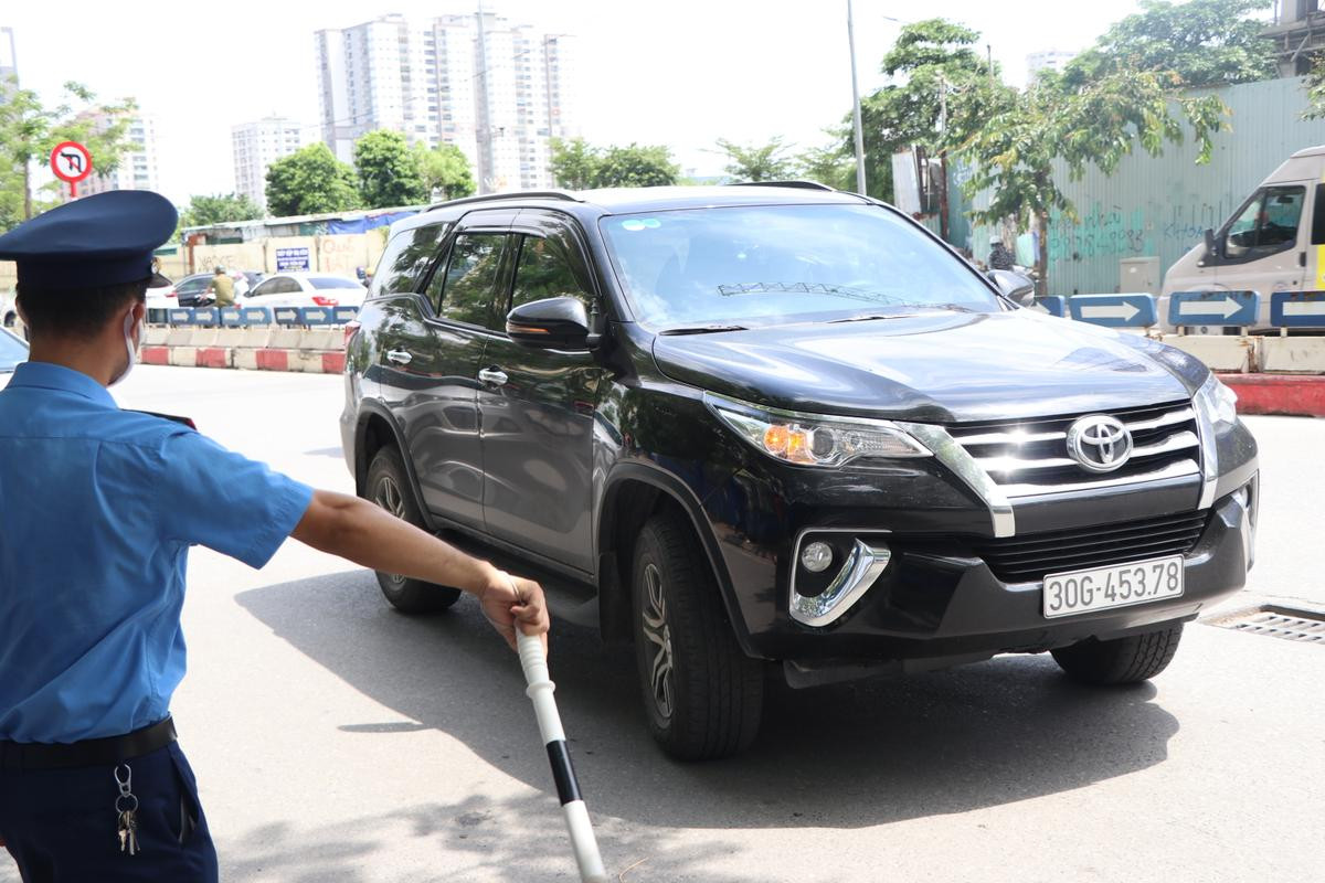 Xế sang bạc tỉ đưa sĩ tử đi làm thủ tục thi tốt nghiệp THPT Quốc gia 2020 Ảnh 16