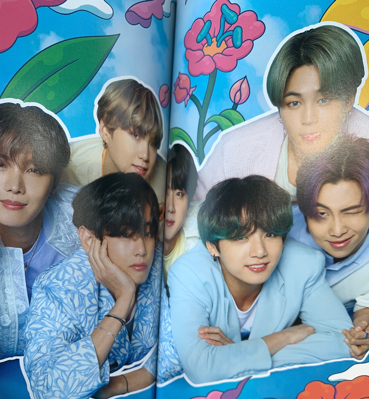 Big Hit lại làm phật lòng fan khi Jin lần nữa 'không có đất' trên photobook mới và phim tài liệu của BTS Ảnh 3