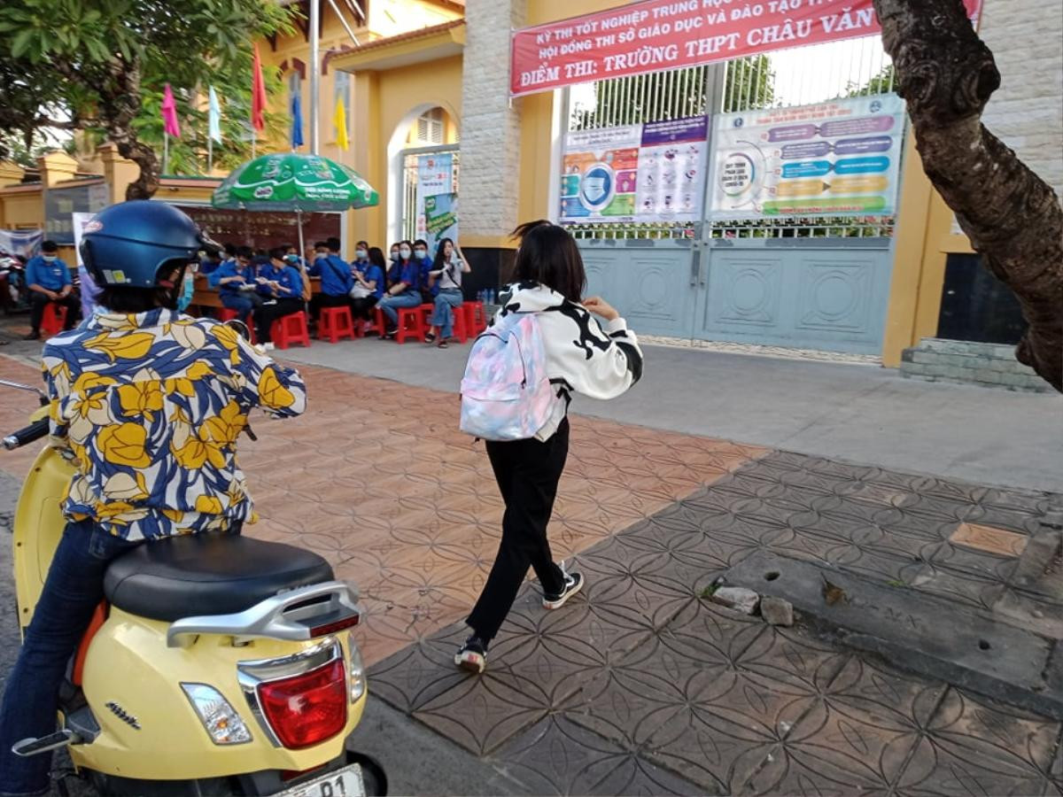 Nhiều thí sinh hớt hải chạy đến điểm thi do đến muộn trong ngày đầu tiên kỳ thi tốt nghiệp THPT Ảnh 8