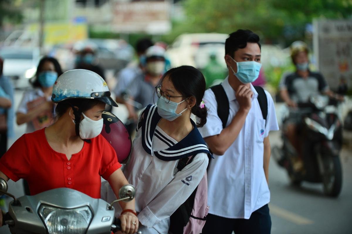 Phụ huynh vật vờ chờ sĩ tử trong kỳ thi đặc biệt nhất lịch sử: 'Cả đời con có ngày thi quan trọng nhất, tôi ở đây chờ thấy con bước từ phòng thi ra' Ảnh 2