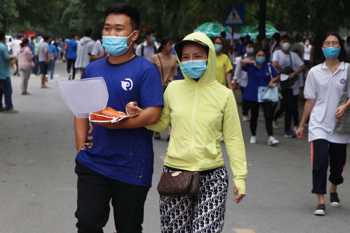 Xúc động hình ảnh phụ huynh và thí sinh vui mừng ôm, dắt tay nhau sau môn thi đầu tiên Ảnh 3