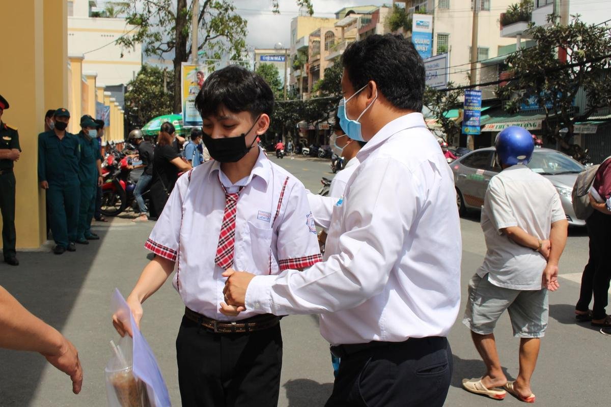 Thí sinh làm bài môn Toán kỳ thi tốt nghiệp THPT có mặt sớm, tiếp tục được đo thân nhiệt và xịt sát khuẩn phòng COVID-19 Ảnh 19