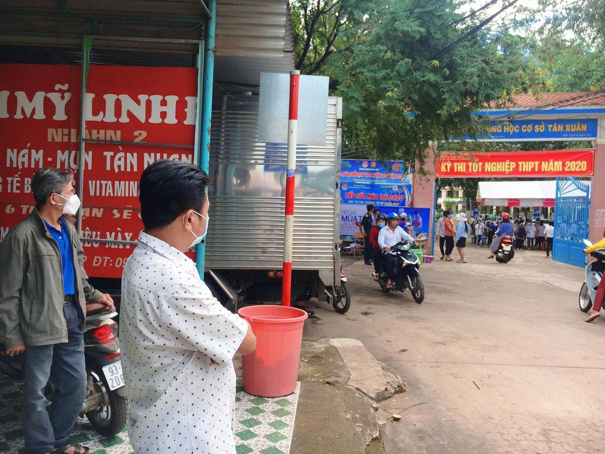 Thí sinh làm bài môn Toán kỳ thi tốt nghiệp THPT có mặt sớm, tiếp tục được đo thân nhiệt và xịt sát khuẩn phòng COVID-19 Ảnh 23