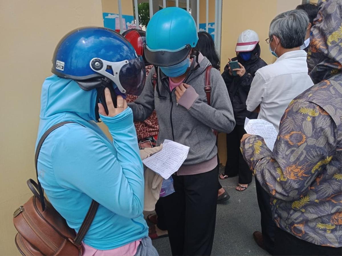 Thí sinh làm bài môn Toán kỳ thi tốt nghiệp THPT có mặt sớm, tiếp tục được đo thân nhiệt và xịt sát khuẩn phòng COVID-19 Ảnh 17