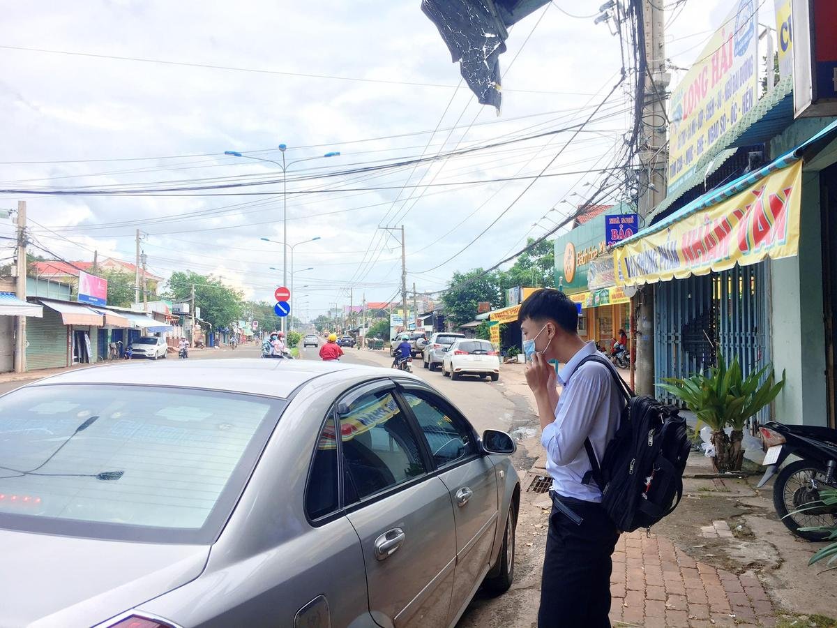 Thí sinh làm bài môn Toán kỳ thi tốt nghiệp THPT có mặt sớm, tiếp tục được đo thân nhiệt và xịt sát khuẩn phòng COVID-19 Ảnh 25