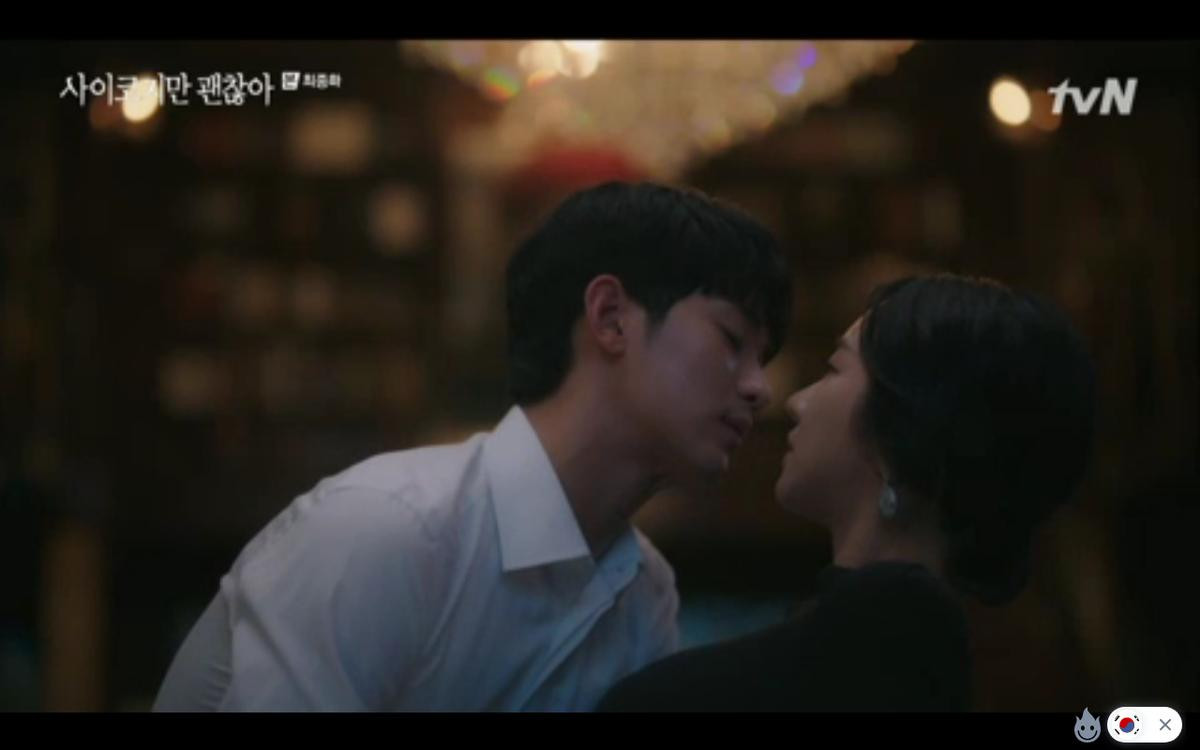 'Điên thì có sao' tập cuối: Kim Soo Hyun táo bạo 'giật chốt an toàn' cùng Seo Ye Ji trên bàn làm việc Ảnh 2