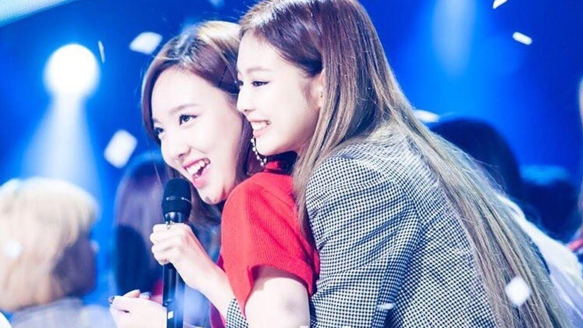 Nayeon (Twice) làm tóc giống Jisoo, nhún nhảy theo điệu 'How You Like That' của BlackPink Ảnh 2