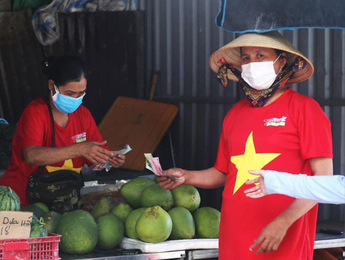 Tiểu thương đồng loạt mặc áo cờ đỏ sao vàng, phía sau in dòng chữ 'Đà Nẵng ơi cố lên' Ảnh 1