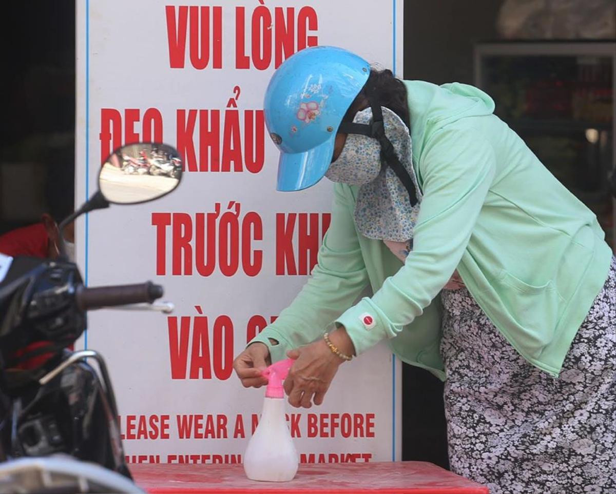 Tiểu thương đồng loạt mặc áo cờ đỏ sao vàng, phía sau in dòng chữ 'Đà Nẵng ơi cố lên' Ảnh 3