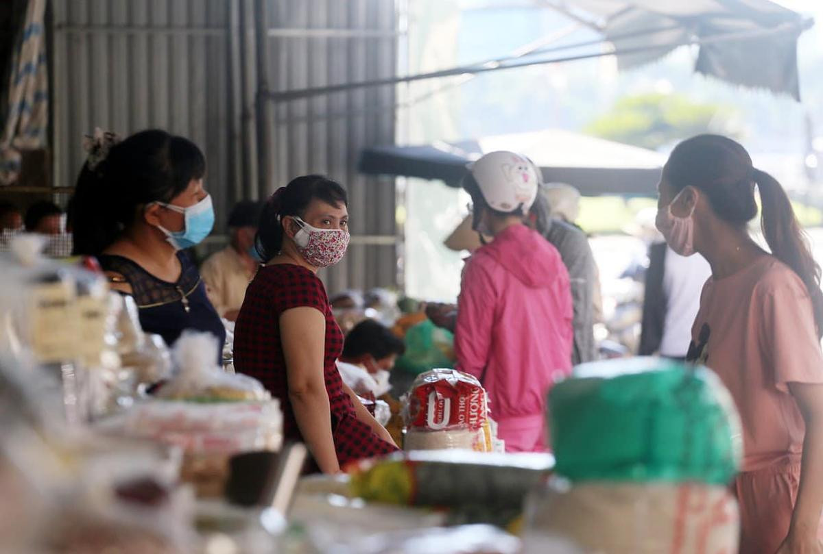 Tiểu thương đồng loạt mặc áo cờ đỏ sao vàng, phía sau in dòng chữ 'Đà Nẵng ơi cố lên' Ảnh 2