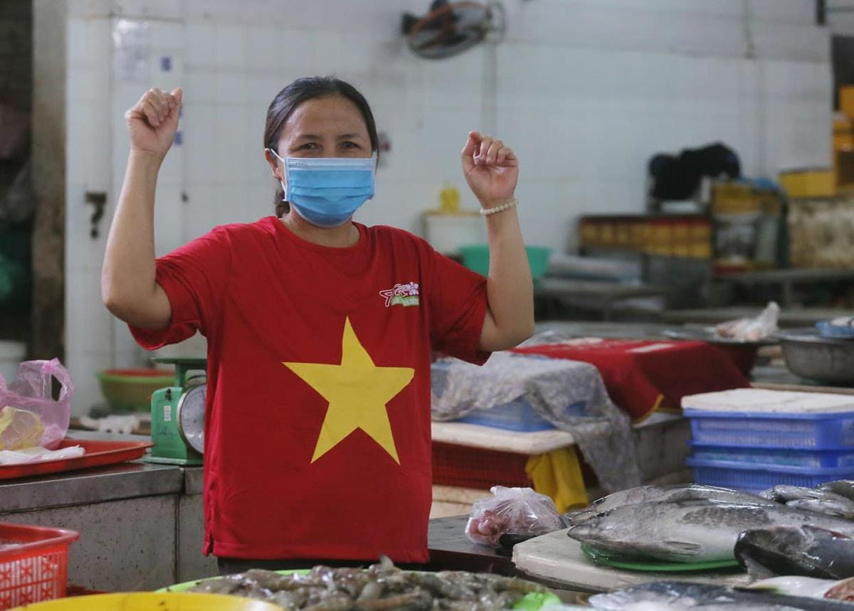 Tiểu thương đồng loạt mặc áo cờ đỏ sao vàng, phía sau in dòng chữ 'Đà Nẵng ơi cố lên' Ảnh 5