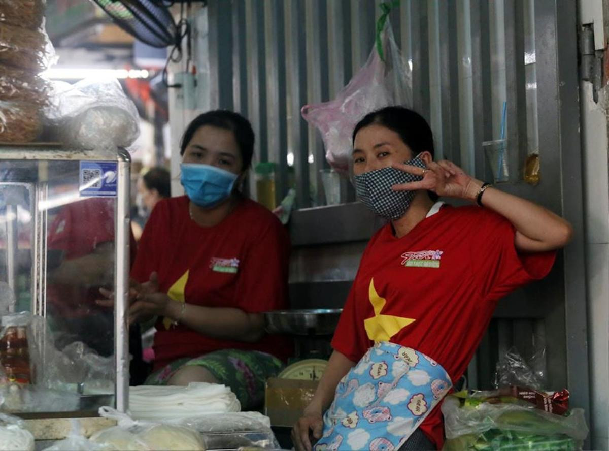 Tiểu thương đồng loạt mặc áo cờ đỏ sao vàng, phía sau in dòng chữ 'Đà Nẵng ơi cố lên' Ảnh 11