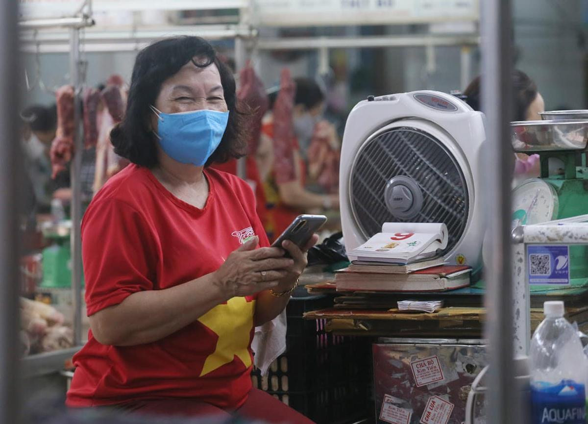 Tiểu thương đồng loạt mặc áo cờ đỏ sao vàng, phía sau in dòng chữ 'Đà Nẵng ơi cố lên' Ảnh 8