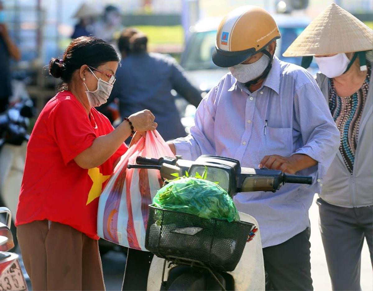 Tiểu thương đồng loạt mặc áo cờ đỏ sao vàng, phía sau in dòng chữ 'Đà Nẵng ơi cố lên' Ảnh 15