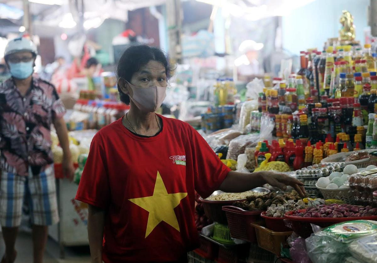 Tiểu thương đồng loạt mặc áo cờ đỏ sao vàng, phía sau in dòng chữ 'Đà Nẵng ơi cố lên' Ảnh 9