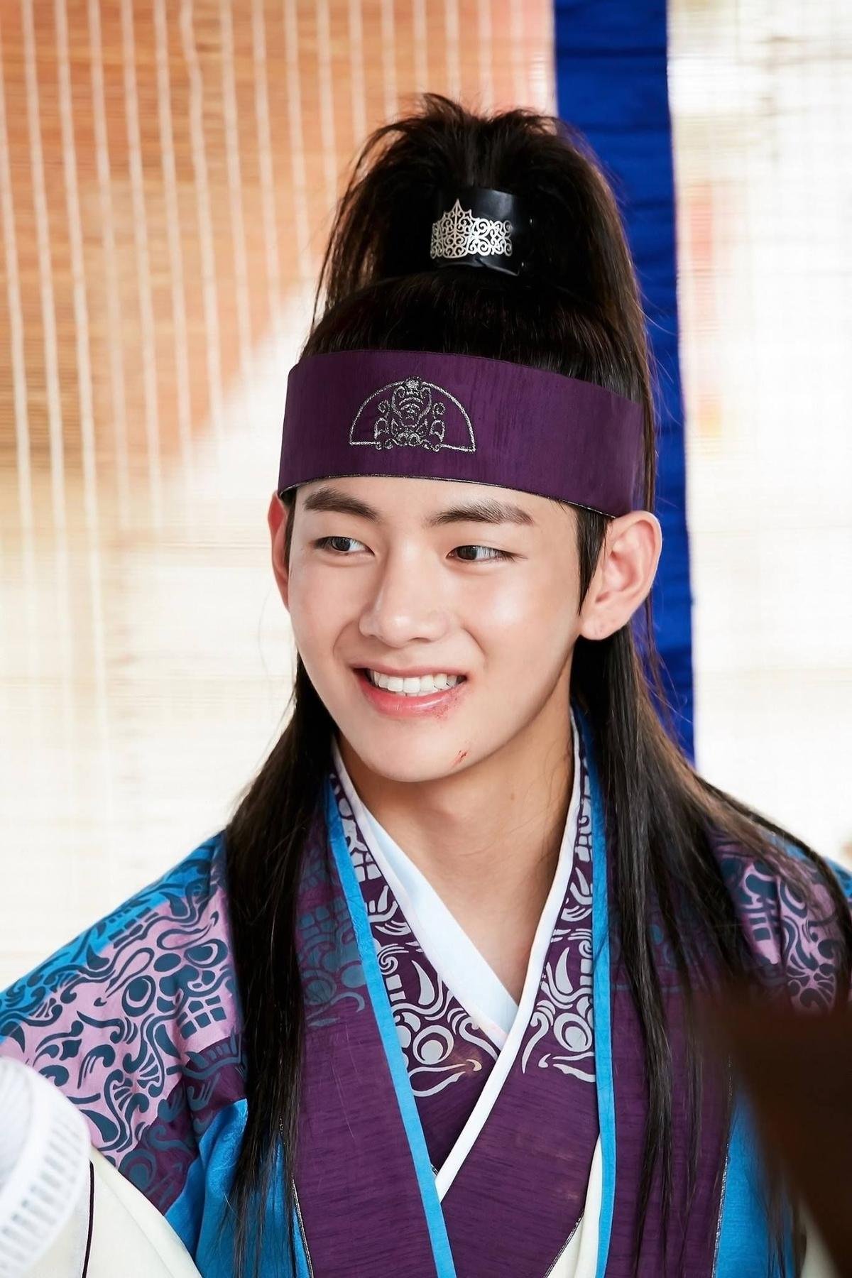 'Hwarang' - phim đầu tay của V (BTS) và Park Seo Joon phát sóng vào tháng 8: Idol được khen về diễn xuất, fan bắt đầu 'cày' lại chưa? Ảnh 10