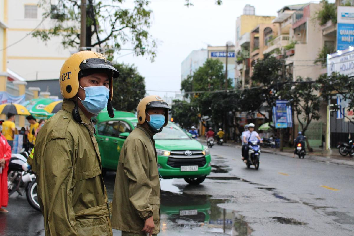 Phụ huynh và thí sinh Cần Thơ 'đội mưa' đến điểm thi trong ngày cuối cùng kỳ thi tốt nghiệp THPT 2020 Ảnh 6