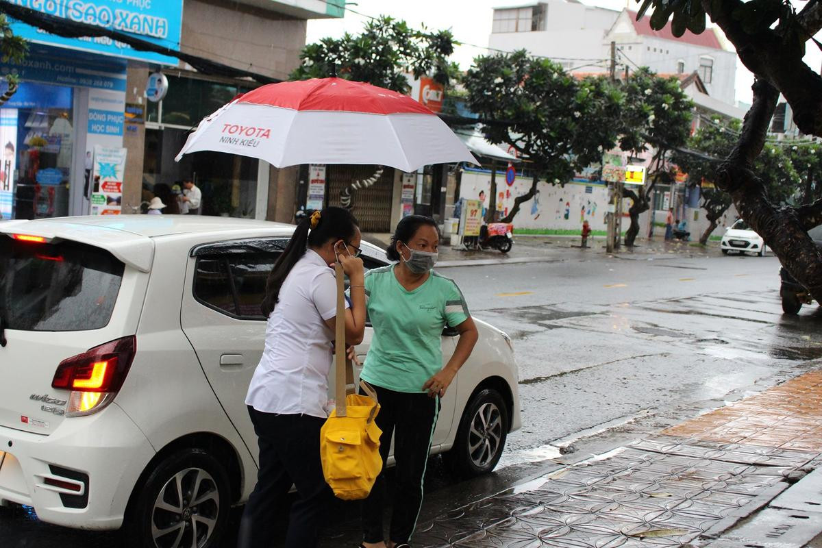 Phụ huynh và thí sinh Cần Thơ 'đội mưa' đến điểm thi trong ngày cuối cùng kỳ thi tốt nghiệp THPT 2020 Ảnh 8