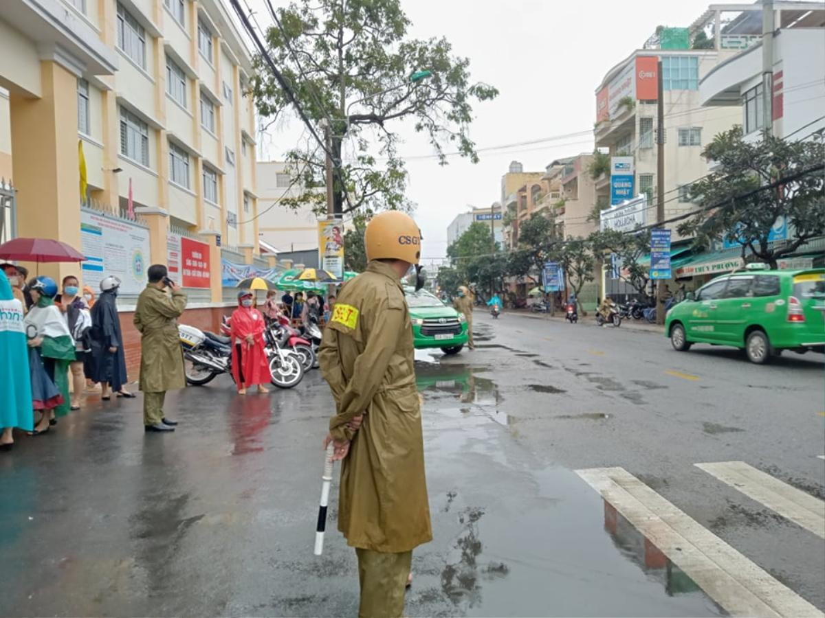 Phụ huynh và thí sinh Cần Thơ 'đội mưa' đến điểm thi trong ngày cuối cùng kỳ thi tốt nghiệp THPT 2020 Ảnh 13