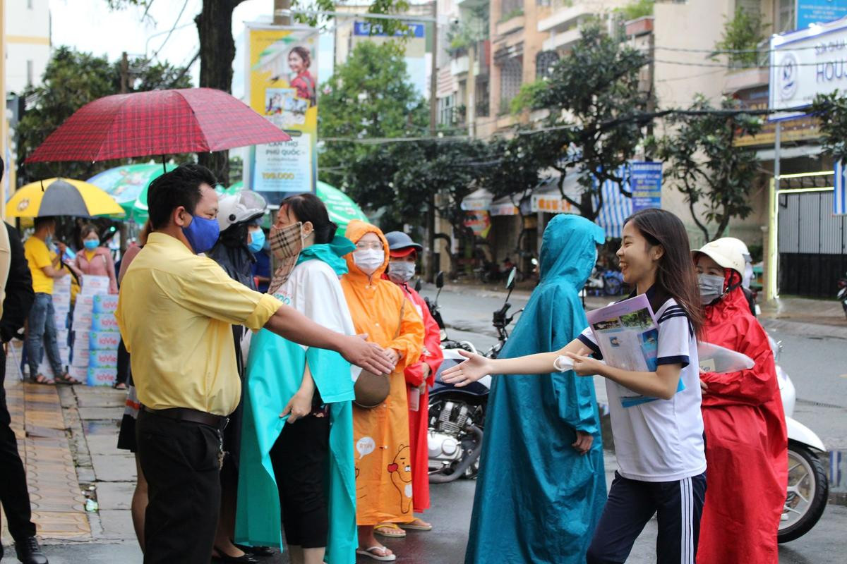 Phụ huynh và thí sinh Cần Thơ 'đội mưa' đến điểm thi trong ngày cuối cùng kỳ thi tốt nghiệp THPT 2020 Ảnh 5