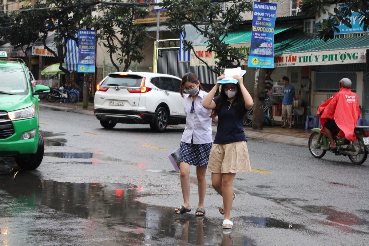 Phụ huynh và thí sinh Cần Thơ 'đội mưa' đến điểm thi trong ngày cuối cùng kỳ thi tốt nghiệp THPT 2020 Ảnh 7