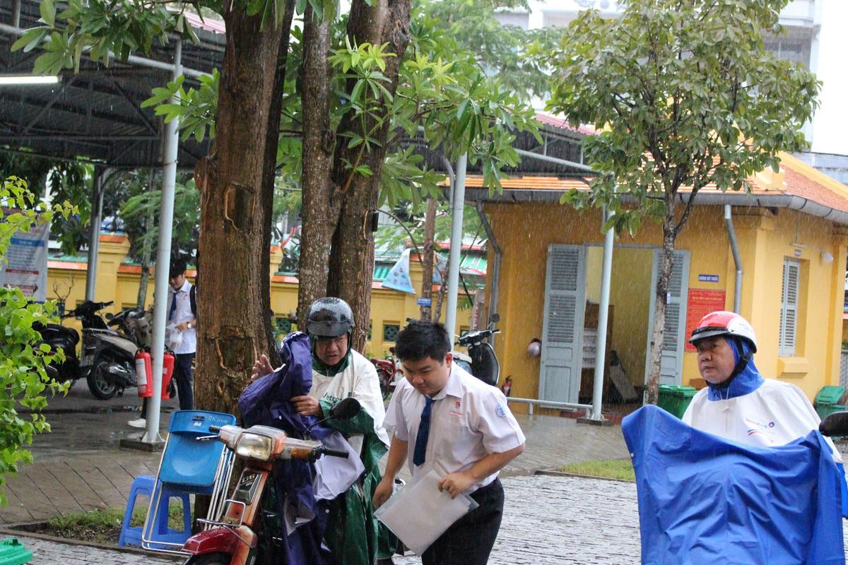 Phụ huynh và thí sinh Cần Thơ 'đội mưa' đến điểm thi trong ngày cuối cùng kỳ thi tốt nghiệp THPT 2020 Ảnh 2