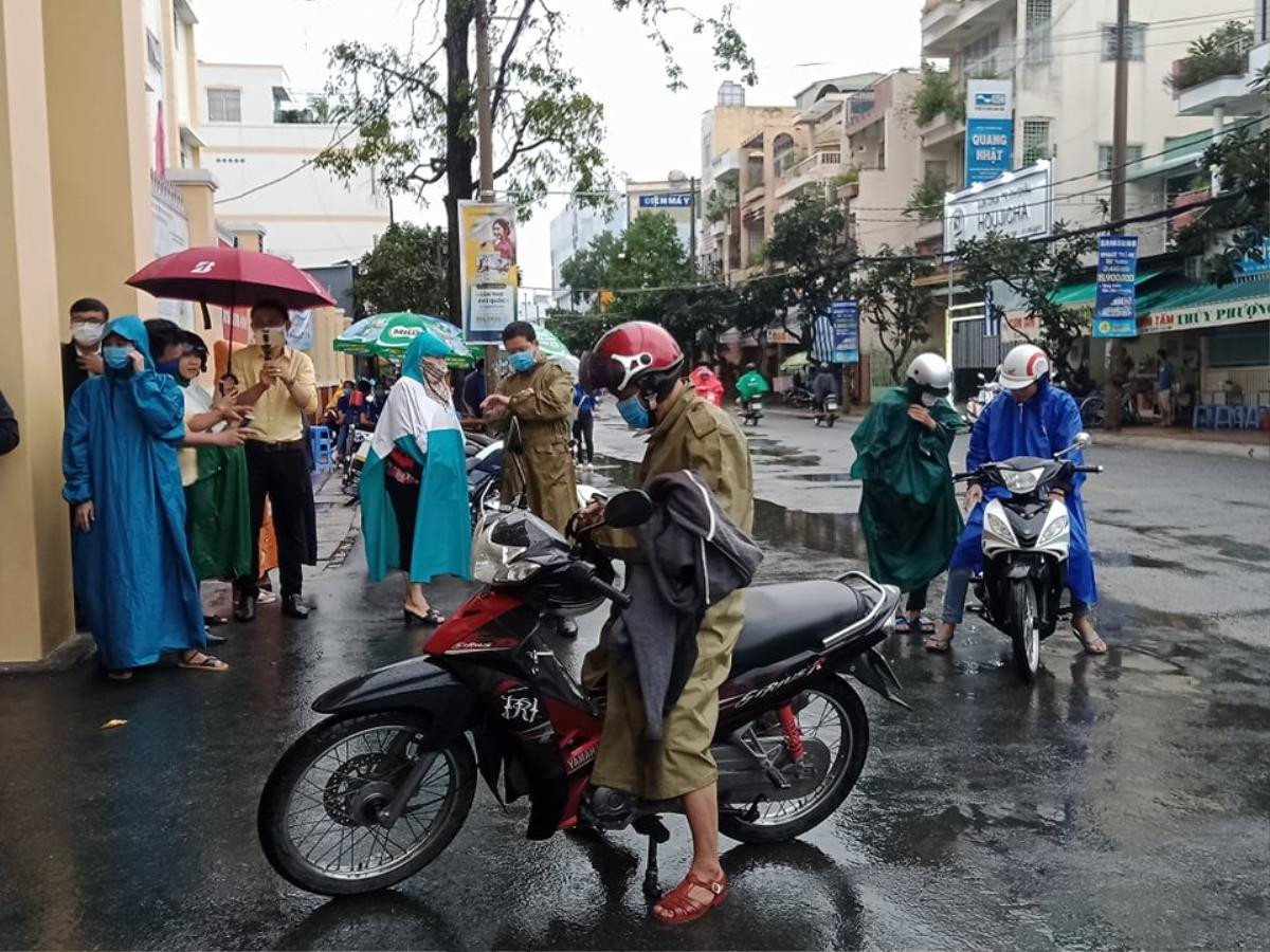 Phụ huynh và thí sinh Cần Thơ 'đội mưa' đến điểm thi trong ngày cuối cùng kỳ thi tốt nghiệp THPT 2020 Ảnh 11