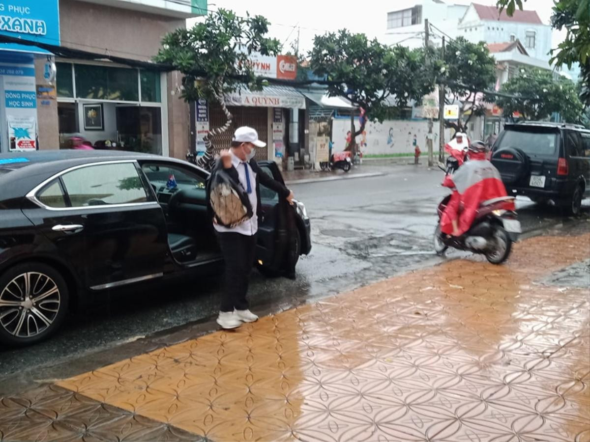 Phụ huynh và thí sinh Cần Thơ 'đội mưa' đến điểm thi trong ngày cuối cùng kỳ thi tốt nghiệp THPT 2020 Ảnh 14