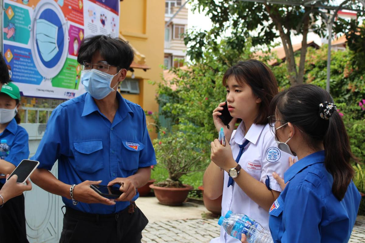 Thí sinh hoảng hốt khi phát hiện quên mang giấy dự thi, đội sinh viên tình nguyện tức tốc lên đường trợ giúp Ảnh 3