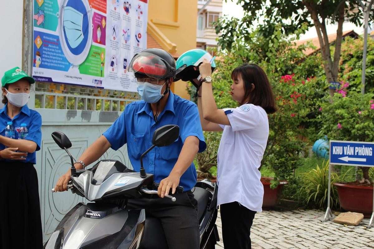 Thí sinh hoảng hốt khi phát hiện quên mang giấy dự thi, đội sinh viên tình nguyện tức tốc lên đường trợ giúp Ảnh 4