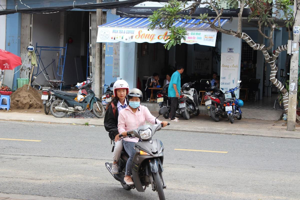 Thí sinh hoảng hốt khi phát hiện quên mang giấy dự thi, đội sinh viên tình nguyện tức tốc lên đường trợ giúp Ảnh 13