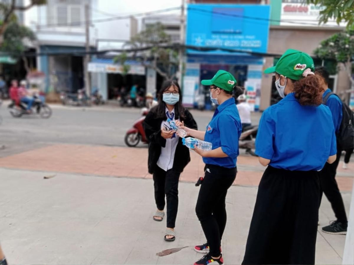 Thí sinh hoảng hốt khi phát hiện quên mang giấy dự thi, đội sinh viên tình nguyện tức tốc lên đường trợ giúp Ảnh 8