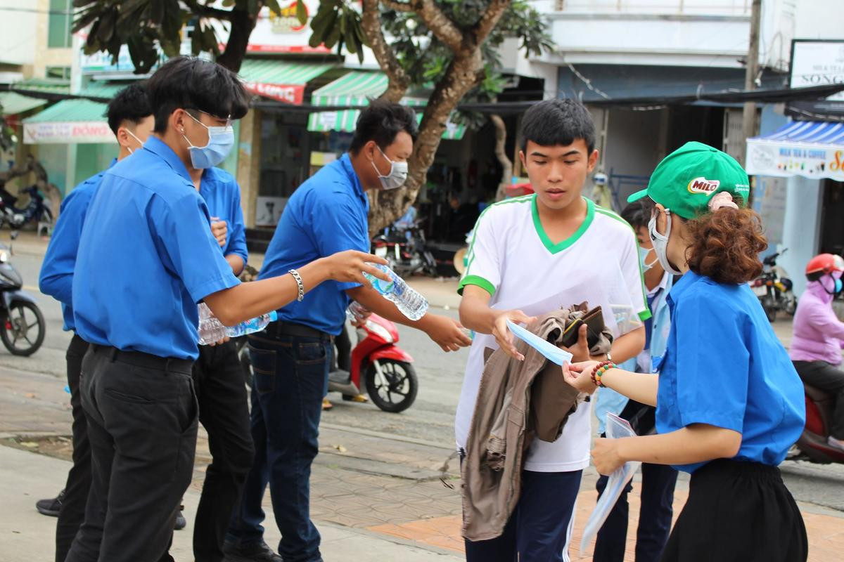 Thí sinh hoảng hốt khi phát hiện quên mang giấy dự thi, đội sinh viên tình nguyện tức tốc lên đường trợ giúp Ảnh 14