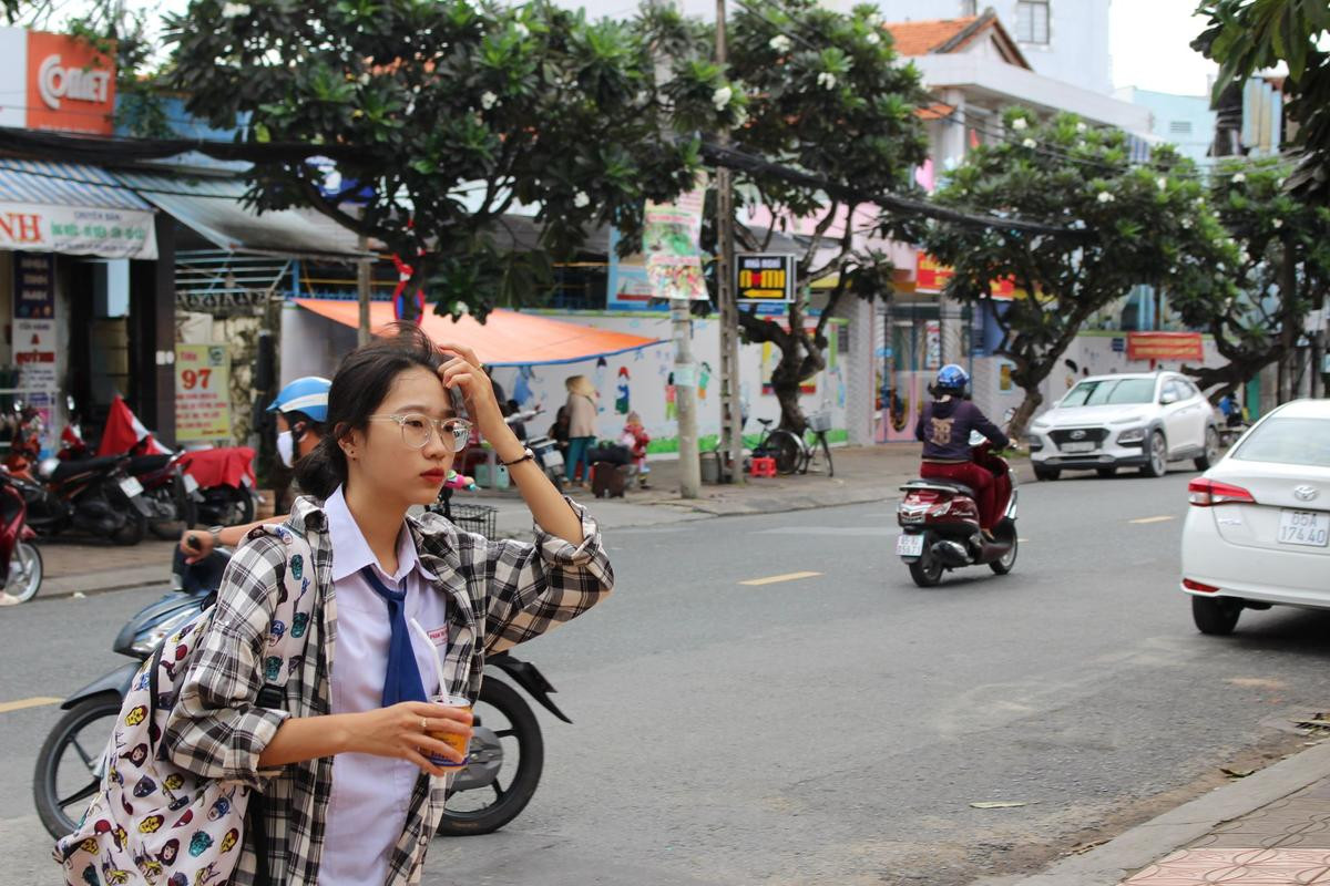 Thí sinh hoảng hốt khi phát hiện quên mang giấy dự thi, đội sinh viên tình nguyện tức tốc lên đường trợ giúp Ảnh 11