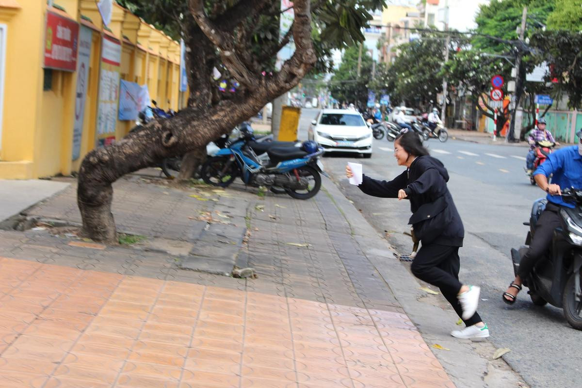 Thí sinh hoảng hốt khi phát hiện quên mang giấy dự thi, đội sinh viên tình nguyện tức tốc lên đường trợ giúp Ảnh 2