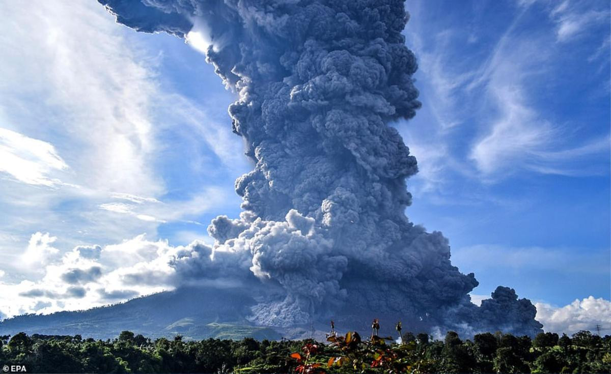 Cảnh tượng núi lửa phun trào, tro bụi bốc cao tận 5000 m ở Indonesia Ảnh 1