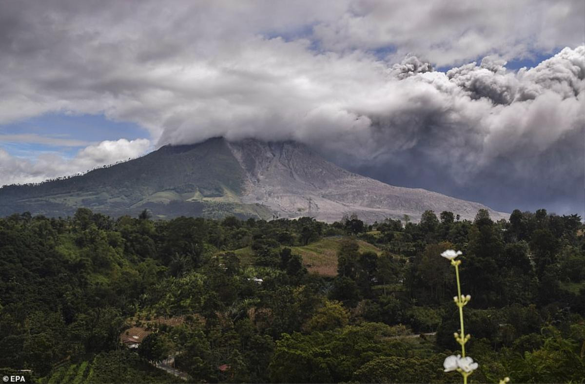 Cảnh tượng núi lửa phun trào, tro bụi bốc cao tận 5000 m ở Indonesia Ảnh 7