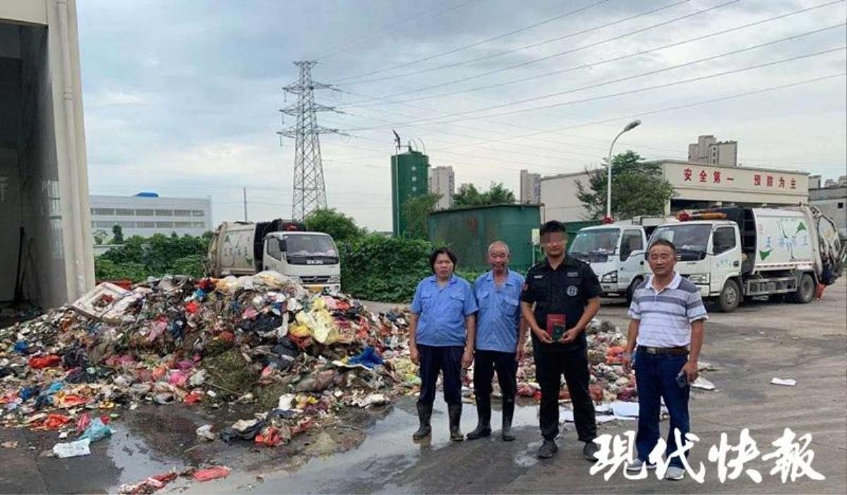 Mất giấy báo trúng tuyển đại học, công nhân vệ sinh lục tung hơn 8 tấn rác để tìm lại cho nam sinh Ảnh 4