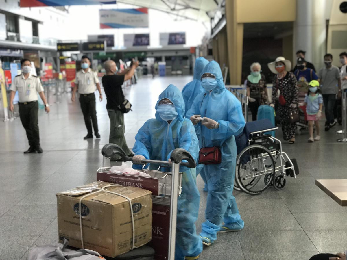 Vietnam Airlines chở 202 hành khách đầu tiên mắc kẹt ở Đà Nẵng về Hà Nội Ảnh 3