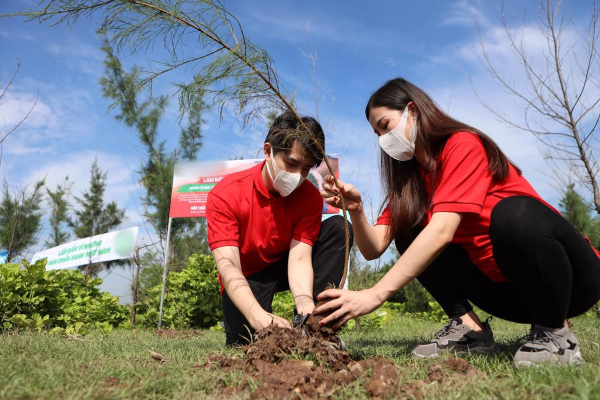 Mặc thời tiết nắng gắt, Đông Nhi - Ông Cao Thắng cùng Phạm Quỳnh Anh hào hứng trồng cây gây rừng Ảnh 3