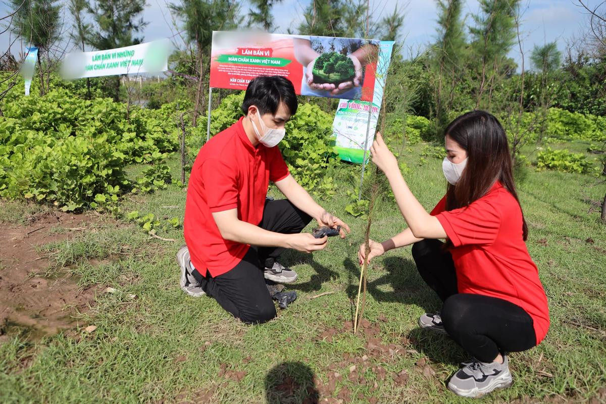 Mặc thời tiết nắng gắt, Đông Nhi - Ông Cao Thắng cùng Phạm Quỳnh Anh hào hứng trồng cây gây rừng Ảnh 4