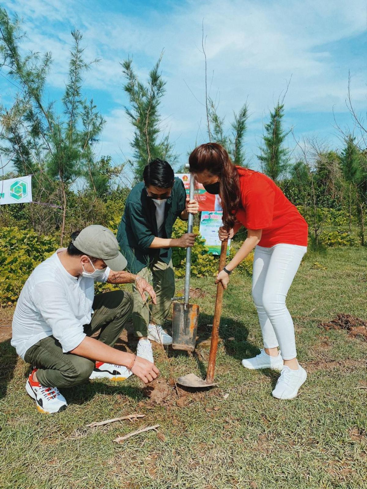 Mặc thời tiết nắng gắt, Đông Nhi - Ông Cao Thắng cùng Phạm Quỳnh Anh hào hứng trồng cây gây rừng Ảnh 7