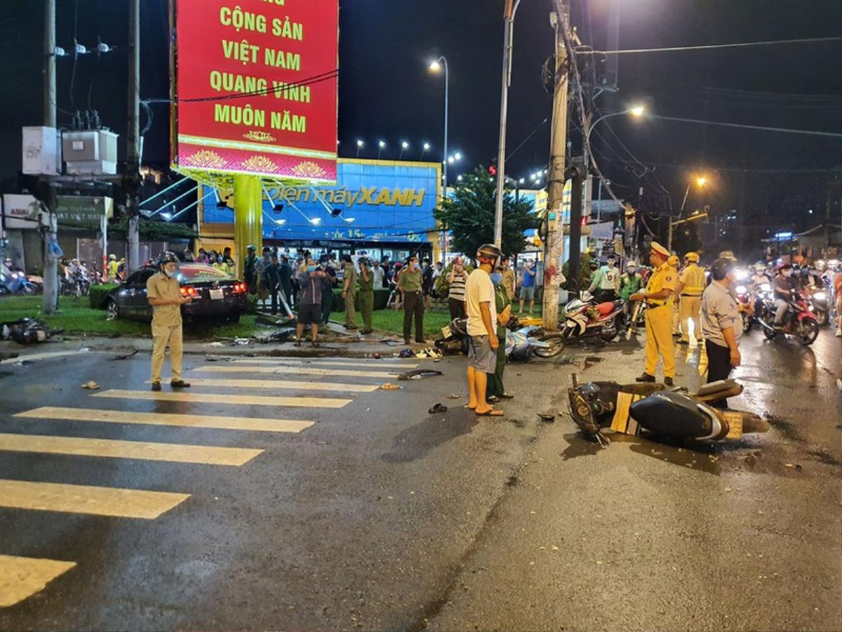 Nóng: Ô tô tông vào dòng người đang dừng đèn đỏ ở TP.HCM khiến nhiều người bị thương nặng Ảnh 1