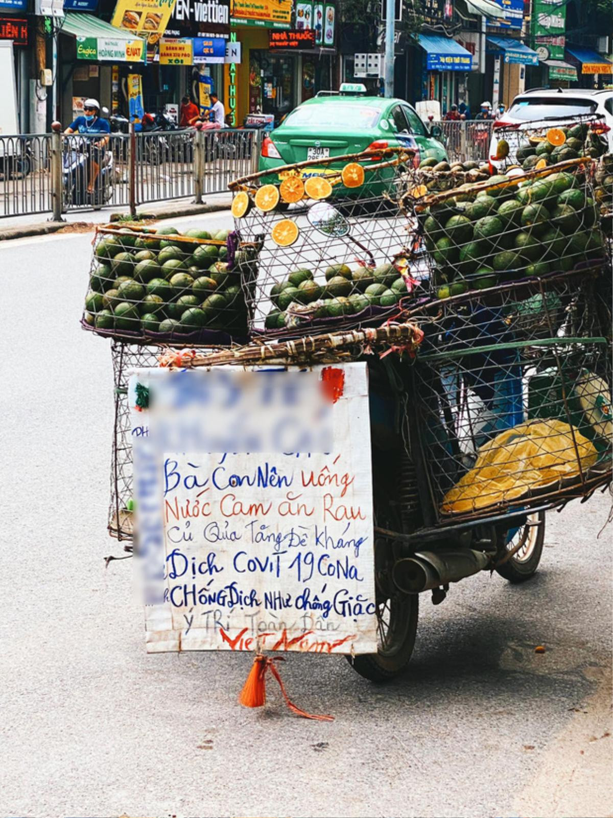 Anh bán cam viết tấm bảng với thông điệp cực dễ thương giữa tình hình dịch COVID- 19 khiến dân tình rần rần ủng hộ Ảnh 1