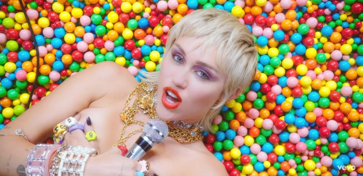 Miley Cyrus trở lại ngoạn mục với MV 'Midnight Sky', tuyên bố hùng hồn: 'Tôi không thuộc về ai' Ảnh 6