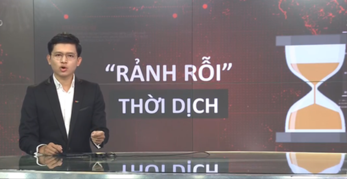 BTV Việt Hoàng gây 'sốt' với hành động: 'Thủ thỉ rồi hôn chùn chụt vào điện thoại', dân tình liền nghĩ ngay đến 'nam thần thều thào' Ảnh 3