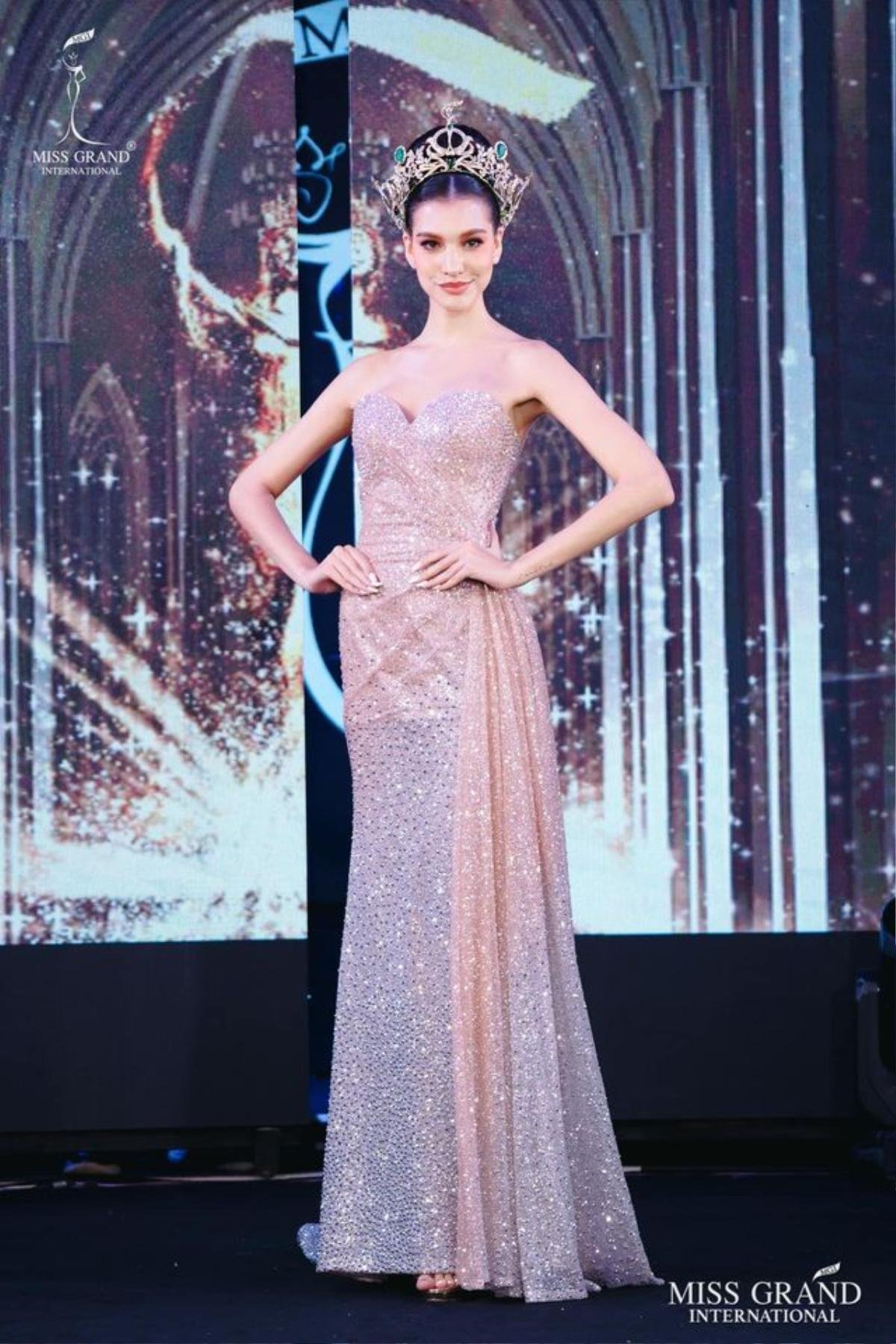 Thoát cảnh 'trùm mền' tránh dịch, Miss Grand In't 2019 liên tục tung hoành thảm đỏ khiến chị em Hoa hậu Big 6 ghen tỵ Ảnh 13