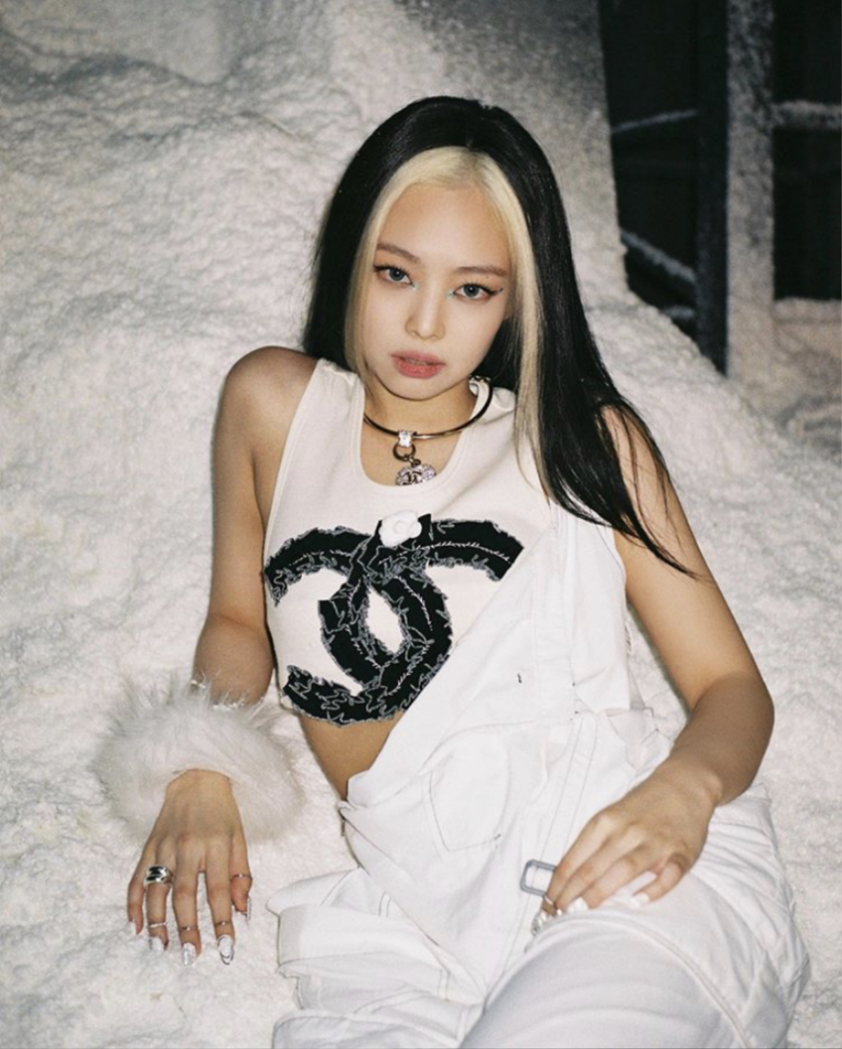 Trong MV How You Like That, Jennie Black Pink cũng diện thiết kế áo tương tự Châu Tấn chỉ khác màu, gà nhà YG chọn kiểu tone trắng mix cùng quần yếm xuyệt tông