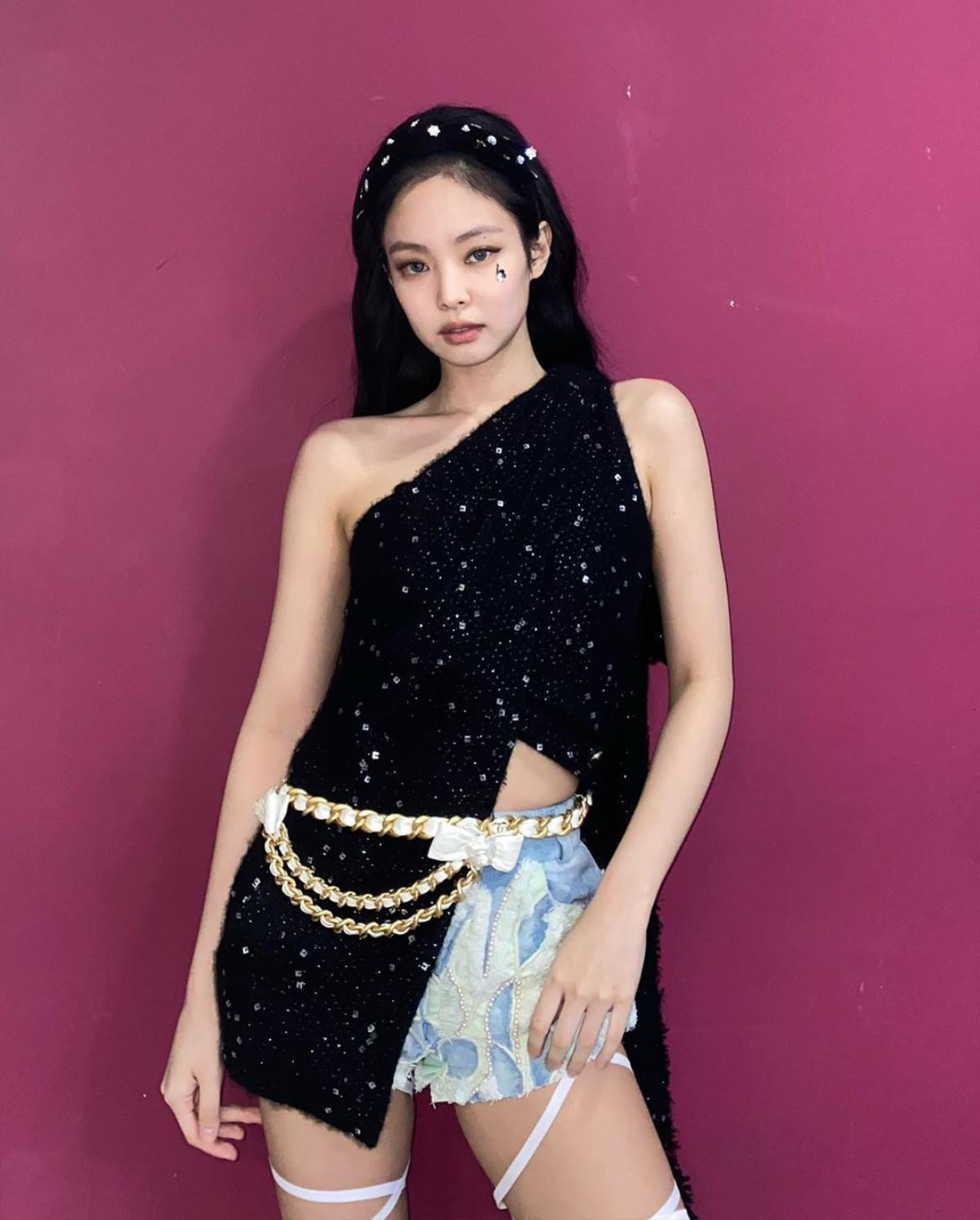 Trong khi đó, Jennie Black Pink chơi trội khi được stylist 'cắt xén' váy mix cùng với quần jeans , mỹ nhân Hàn mặc trang phục này để chuẩn bị lên sân khấu quảng bá cho ca khúc mới của nhóm 