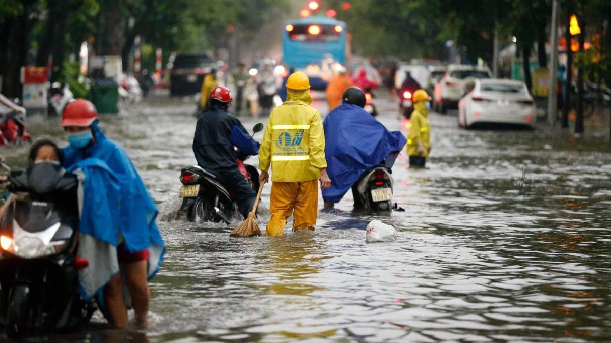 Đường phố Hà Nội ngập trong 'biển nước' sau cơn mưa lớn chiều nay Ảnh 14